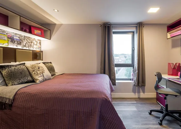 Practical Studio For 2 In Leeds, Free Breakfast