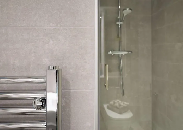 Practical For 2 In Leeds, Free Breakfast Apartment